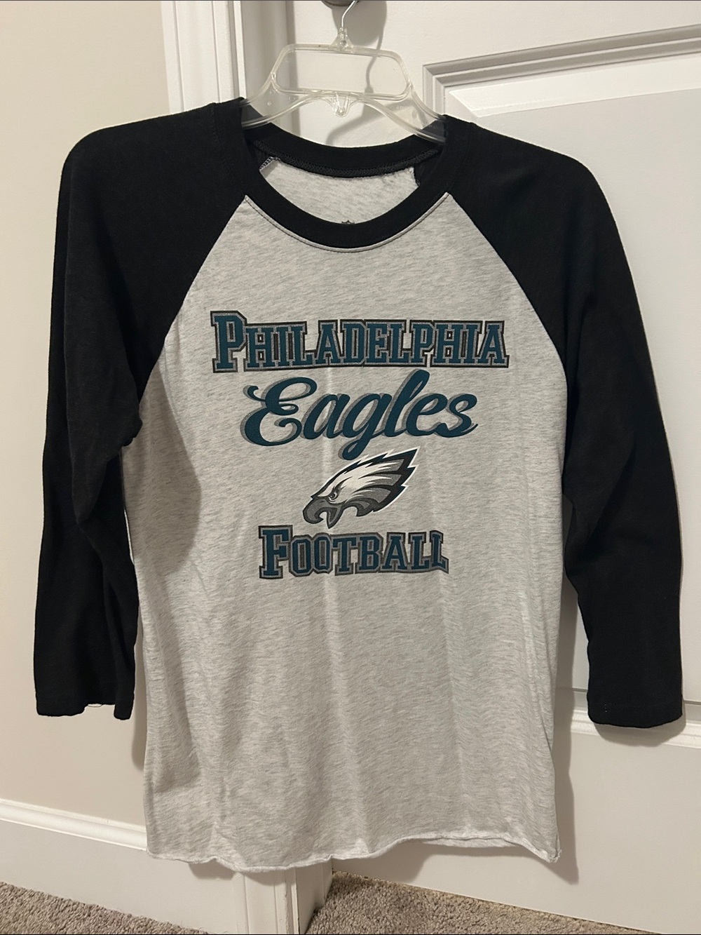 NFL Philadelphia Eagles Raglan Shirt - Black and Light Gray